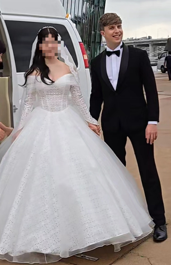 줄리안 퀸타르트(38)가 ‘지속가능한 사랑’을 실천하는 비건 콘셉트 웨딩으로 화제를 모았다.사진=줄리안 지인