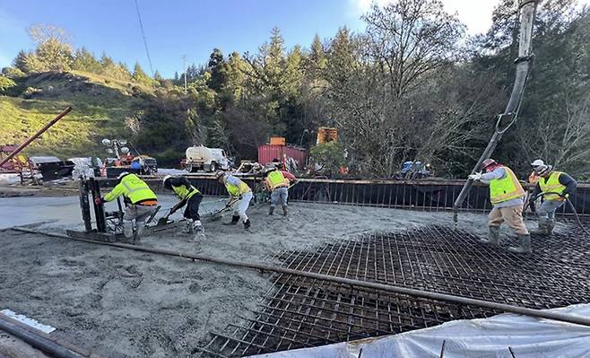 알리움 엔지니어링의 기술이 적용된 캘리포니아 멘도시노 카운티의 101번 고속도로 교량 데크 교체 공사 현장/사진제공=알리움 엔지니어링