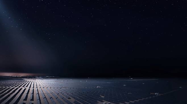 우주로 발사된 리플렉트 오비탈의 인공위성이 야간에 태양광 발전소에 빛을 비추고 있는 가상 이미지/사진제공=리플렉트 오비탈