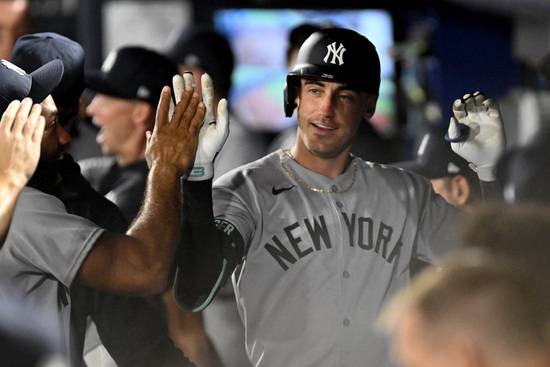코디 벨린저(뉴욕 양키스)가 FA 시장에 나올 전망이다. 사진은 올시즌 벨린저가 홈런을 친 후 동료들의 환호를 받는 모습. /사진=로이터