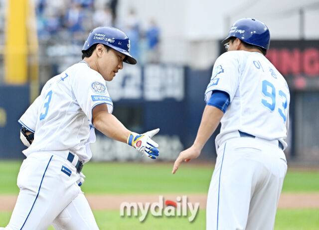 6일 오후 대구광역시 수성구 대구삼성라이온즈파크에서 진행된 '2025 프로야구 KBO리그 포스트시즌' 와일드카드 결정전 1차전 삼성라이온즈와 NC다이노스의 경기. 삼성 이성규가 5회말 2사에서 솔로홈런을 터뜨린 뒤 3루 코치와 환호하고 있다./마이데일리