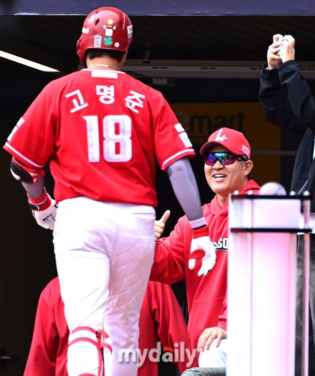 2025년 10월 11일 오후 인천 SSG랜더스필드에서 '2025 신한 SOL Bank KBO 포스트시즌' 삼성 라이온즈와 SSG 랜더스의 준플레이오프 2차전이 열렸다. SSG 고명준이 2회말 1사 후 솔로 홈런을 친 뒤 이숭용 감독의 축하를 받고 있다./인천=유진형 기자