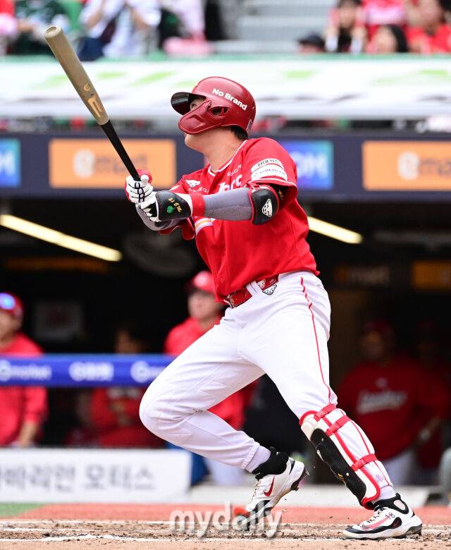 2025년 10월 11일 오후 인천 SSG랜더스필드에서 열린 '2025 신한 SOL Bank KBO 포스트시즌' 삼성 라이온즈와 SSG 랜더스의 준플레이오프 2차전 경기. SSG 고명준이 2회말 1사 후 솔로 홈런을 치고 있다./인천=유진형 기자