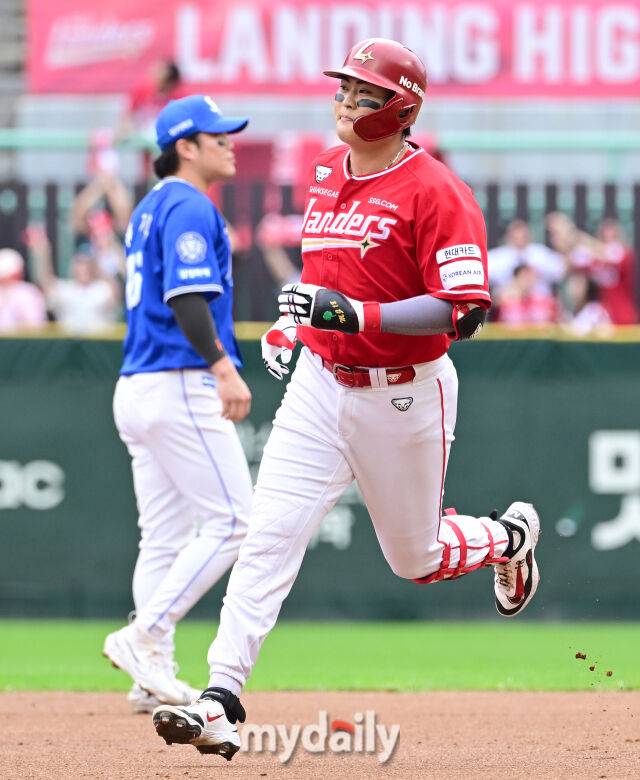 2025년 10월 11일 오후 인천 SSG랜더스필드에서 '2025 신한 SOL Bank KBO 포스트시즌' 삼성 라이온즈와 SSG 랜더스의 준플레이오프 2차전이 열렸다. SSG 고명준이 2회말 1사 후 솔로 홈런을 친 뒤 그라운드를 돌고 있다./인천=유진형 기자