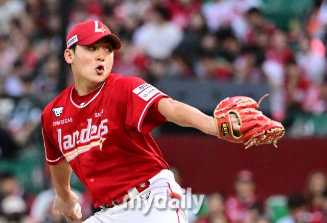 2025년 10월 11일 오후 인천 SSG랜더스필드에서 열린 '2025 신한 SOL Bank KBO 포스트시즌' 삼성 라이온즈와 SSG 랜더스의 준플레이오프 2차전 경기. SSG 조병현이 9회초 구원등판해 역투하고 있다./인천=유진형 기자