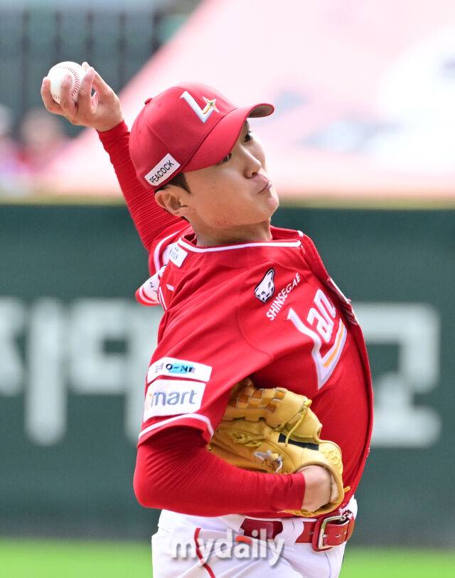 2025년 10월 11일 오후 인천 SSG랜더스필드에서 열린 '2025 신한 SOL Bank KBO 포스트시즌' 삼성 라이온즈와 SSG 랜더스의 준플레이오프 2차전 경기. SSG 선발투수 김건우가 역투하고 있다./인천 = 유진형 기자