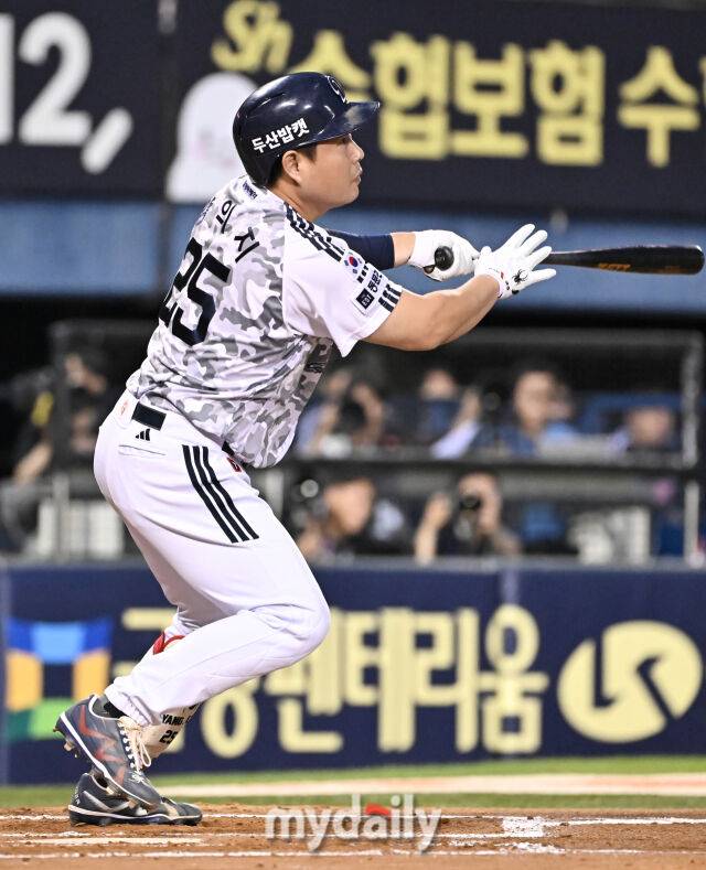 10일 오후 서울 잠실야구장에서 진행된 '2025 프로야구 KBO리그' 두산베어스와 LG트윈스의 경기. 두산 양의지가 2회초 선두타자로 나서 2루타를 치고 있다./마이데일리