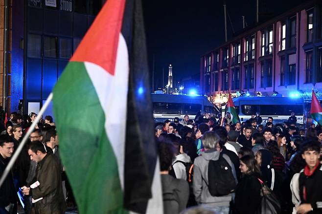 지난 8일(현지시간) 이탈리아 제노바에서 시민들이 팔레스타인 국민과 수무드 플로틸라를 지지하는 친팔레스타인 시위에 참가했다. 이스라엘과 팔레스타인의 무장정파인 하마스간 휴전 협상이 진행중인 가운데, 협상에서 배제된 팔레스타인 자치정부(PA)는 가자 재건 과정에서 영향력 확대를 기대하고 있다. [EPA]