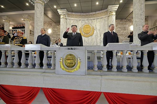 북한이 10일 밤 평양 김일성광장에서 노동당 창건 80주년 대규모 열병식을 진행한 가운데 관심을 모은 신형 대륙간탄도미사일(ICBM) 화성-20형의 실체가 드러났다. [평양 노동신문=뉴스1]