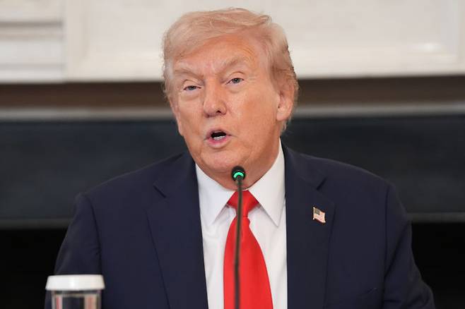 [워싱턴=AP/뉴시스]도널드 트럼프 미국 대통령이 8일(현지 시간) 백악관에서 라운드테이블 회의를 주재하며 발언하고 있다. 2025.10.09.