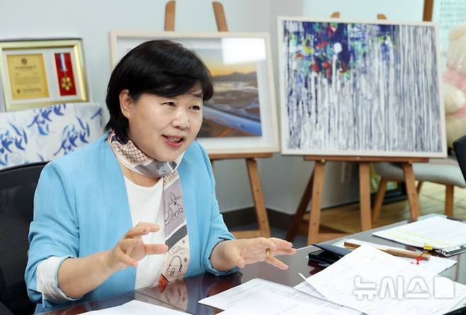 [서울=뉴시스] 고승민 기자 = 서영교 더불어민주당 의원이 서울 여의도 국회 의원회관에서 뉴시스와 인터뷰를 하고 있다. 2025.10.10. kkssmm99@newsis.com