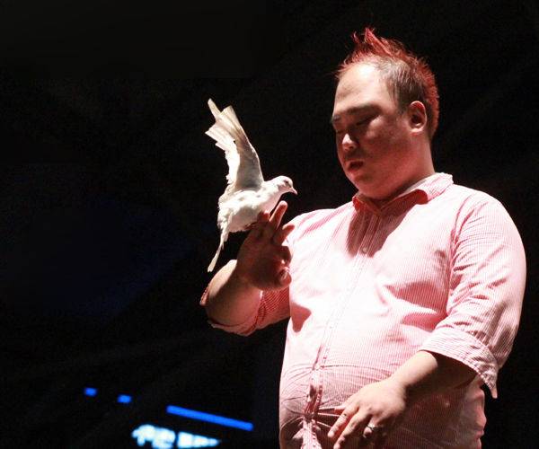 [사진=뉴시스] 마술 공연을 하는 지병호씨 (사진=희망을노래하는사람들 제공) 2025.10.10. photo@newsis.com *재판매 및 DB 금지