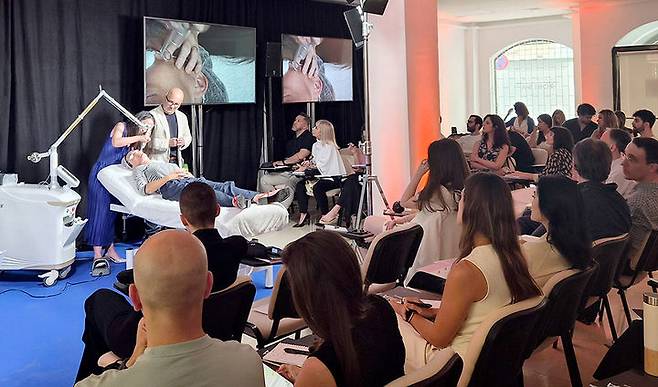 [서울=뉴시스] 피부 미용 전문기업 레이저옵텍은 지난 13일 스페인 마드리드에서 현지 의료진을 대상으로 '피코 마스터클래스(Pico Masterclass)'를 성황리에 개최했다고 19일 밝혔다. (사진=레이저옵텍 제공) 2025.09.19. photo@newsis.com *재판매 및 DB 금지