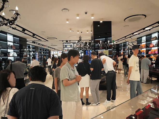 캉카스백화점 매장이 고객들로 북적이고 있다.  *재판매 및 DB 금지