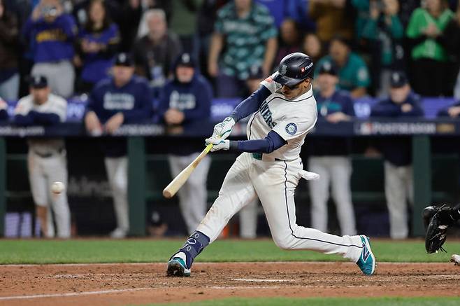 [시애틀=AP/뉴시스] 시애틀 매리너스의 호르헤 폴랑코가 11일(한국 시간) 미국 워싱턴주 시애틀의 T모바일 파크에서 벌어진 2025 메이저리그(MLB) 포스트시즌 아메리칸리그 디비전시리즈(ALDS) 최종 5차전에서 연장 15회 끝내기 안타를 때려내고 있다. 2025.10.11