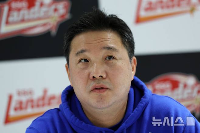 [인천=뉴시스] 조성우 기자 = 박진만 삼성 라이온즈 감독이 9일 인천 미추홀구 SSG랜더스필드에서 2025 KBO 포스트시즌 준플레이오프 1차전 SSG 랜더스와 경기를 앞두고 인터뷰를 하고 있다. 2025.10.09. xconfind@newsis.com