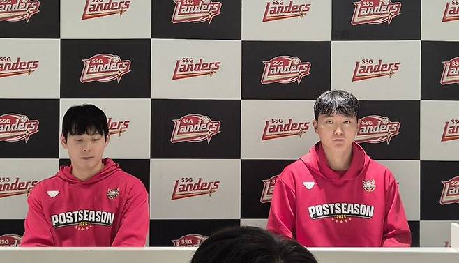 [인천=뉴시스] 문채현 기자 = 프로야구 SSG 랜더스의 김성욱(왼쪽)과 김건우가  11일 인천 SSG랜더스필드에서 펼쳐진 삼성 라이온즈와의 2025 신한 쏠뱅크 KBO 포스트시즌(PS) 준플레이오프(준PO·5전3선승제) 2차전에서 승리한 뒤 취재진과 인터뷰를 하고 있다. 2025.10.11. dal@newsis.com *재판매 및 DB 금지