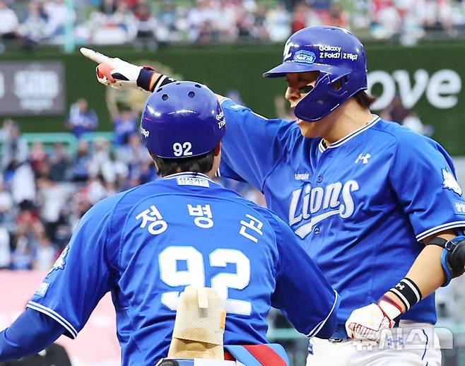 [서울=뉴시스] 박주성 기자 = 11일 인천 미추홀구 SSG랜더스필드에서 열린 2025 KBO 포스트시즌 준플레이오프 2차전 삼성 라이온즈와 SSG 랜더스의 경기, 9회초 원아웃 주자 2루에서 삼성 강민호가 동점 적시타를 치고 있다. 2025.10.11. park7691@newsis.com