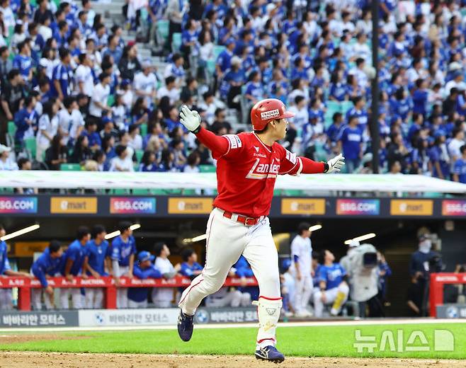 [서울=뉴시스] 박주성 기자 = 11일 인천 미추홀구 SSG랜더스필드에서 열린 2025 KBO 포스트시즌 준플레이오프 2차전 삼성 라이온즈와 SSG 랜더스의 경기, 9회말 원아웃 SSG 김성욱이 굿바이 홈런을 치고 있다. 2025.10.11. park7691@newsis.com