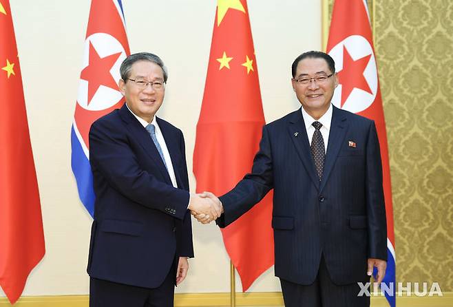 [평양=신화/뉴시스] 박태성 북한 내각총리(오른쪽)와 리창 중국 국무원 총리가 11일 북한 평양 만수대의사당에서 회담하며 악수하고 있다. 2025.10.11.