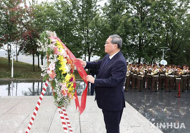 [평양=신화/뉴시스] 리창 중국 국무원 총리가 10일 북한 안주에서 '항미원조 전쟁(한국전쟁)'에 참전했던 중국인민지원군(중공군) 전사자들을 참배하고 있다. 리 총리는 북한 노동당 창건 80주년 기념행사 참석차 북한을 방문했다. 2025.10.11.