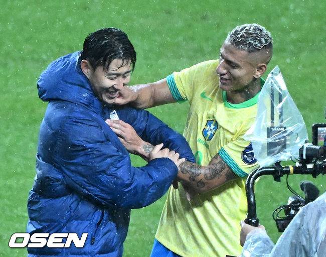 [OSEN=서울월드컵경기장, 이대선 기자] 홍명보 감독이 이끄는 대한민국 남자 축구 국가대표팀은 10일 서울월드컵경기장에서 '세계 최강' 브라질을 상대로 A매치 평가전을 치러 이스테방(첼시)과 호드리구(레알 마드리드)에게 나란히 2골을 허용하면서 0-5로 대패했다.한국은 1999년 이후 26년 만에 브라질전 승리를 노렸지만 아무런 저항도 하지 못하면서 무산됐다.경기 종료 후 한국 손흥민이 브라질 히샬리송과 인사를 하고 있다. 2025.10.10 /sunday@osen.co.kr
