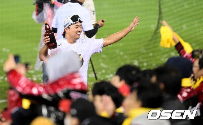 [OSEN=잠실, 조은정 기자]LG 트윈스가 29년 만에 한국시리즈 우승을 차지했다. LG는 13일 서울 잠실구장에서 열린 2023 KBO리그 한국시리즈(7전 4선승제) 5차전 KT와 경기에서 6-2로 승리했다. 이로써 LG는 1차전을 패한 후 4연승을 거두며 한국시리즈 우승을 차지했다. LG 고우석이 샴페인 세리머니를 하고 있다. 2023.11.13 /cej@osen.co.kr