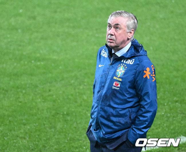 [OSEN=서울월드컵경기장, 이대선 기자] 홍명보&nbsp;감독이 이끄는 대한민국 남자 축구 국가대표팀은 10일 서울월드컵경기장에서 '세계 최강' 브라질을&nbsp;상대로 A매치&nbsp;평가전을 치러&nbsp;이스테방(첼시)과 호드리구(레알 마드리드)에게 나란히 2골을 허용하면서 0-5로 대패했다.한국은 1999년 이후 26년 만에 브라질전 승리를 노렸지만 아무런 저항도 하지 못하면서 무산됐다.전반 브라질 안첼로티 감독이 경기를 바라보고 있다. 2025.10.10 /sunday@osen.co.kr