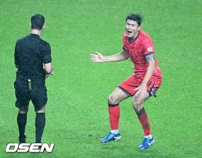 [OSEN=서울월드컵경기장, 이대선 기자] 홍명보 감독이 이끄는 대한민국 대표팀은 10일 오후 서울월드컵경기장에서 '세계 최강' 브라질과 A매치 평가전을 가졌다.한국이 브라질을 상대로 마지막으로 웃은 건 1999년 3월 28일이었다. 당시 잠실에서 열린 친선경기에서 김도훈의 결승골로 1-0 승리를 거뒀다. 다만, 그 승리가 마지막이었다. 한국은 브라질을 상대로 1승 1무 8패에 그쳤다. 브라질과의 이번 경기는 단순한 친선전이 아닌, 2026 북중미 월드컵을 향한 본격적인 시험대다. 전반 한국 김민재가 반칙 판정에 아쉬워하고 있다. 2025.10.10 /sunday@osen.co.kr