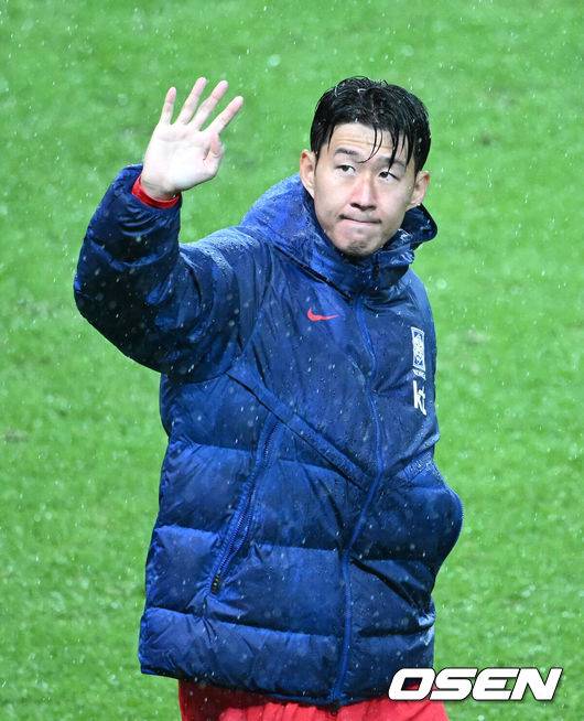 [OSEN=서울월드컵경기장, 이대선 기자] 홍명보 감독이 이끄는 대한민국 남자 축구 국가대표팀은 10일 서울월드컵경기장에서 '세계 최강' 브라질을 상대로 A매치 평가전을 치러 이스테방(첼시)과 호드리구(레알 마드리드)에게 나란히 2골을 허용하면서 0-5로 대패했다.한국은 1999년 이후 26년 만에 브라질전 승리를 노렸지만 아무런 저항도 하지 못하면서 무산됐다.경기 종료 후 한국 손흥민이 관중석을 향해 인사를 하고 있다. 2025.10.10 /sunday@osen.co.kr