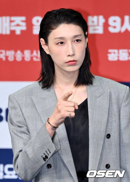 [OSEN=조은정 기자]MBC 새 예능 ‘신인감독 김연경’ 제작발표회가 24일 서울 마포구 상암 MBC 골든마우스홀에서 열렸다.오는 28일 첫 방송하는 MBC 새 예능 프로그램 ‘신인감독 김연경’은 신인감독으로 돌아온 배구계의 전설 배구 황제 김연경의 구단 창설 프로젝트다.전 배구선수 김연경이 포즈를 취하고 있다.  2025.09.24 /cej@osen.co.kr