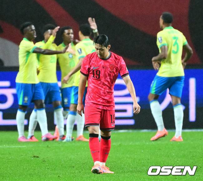 [OSEN=서울월드컵경기장, 지형준 기자] 세계의 벽은 높았다. 결과는 0-5 대패였다.홍명보&nbsp;감독이 이끄는 대한민국 남자 축구 국가대표팀은 10일 서울월드컵경기장에서 '세계 최강' 브라질을&nbsp;상대로 A매치&nbsp;평가전을 치러&nbsp;이스테방(첼시)과 호드리구(레알 마드리드)에게 나란히 2골을 허용하면서 0-5로 대패했다.한국 손흥민이 선발 출전하며 대한민국 남자 축구대표팀 최다 출장 기록을 새로 썼다. A매치 통산 출전 수는 137경기.전반 브라질 이스테방에 선제골을 허용한 한국 이강인이 아쉬워하고 있다. 2025.10.10 /jpnews@osen.co.kr