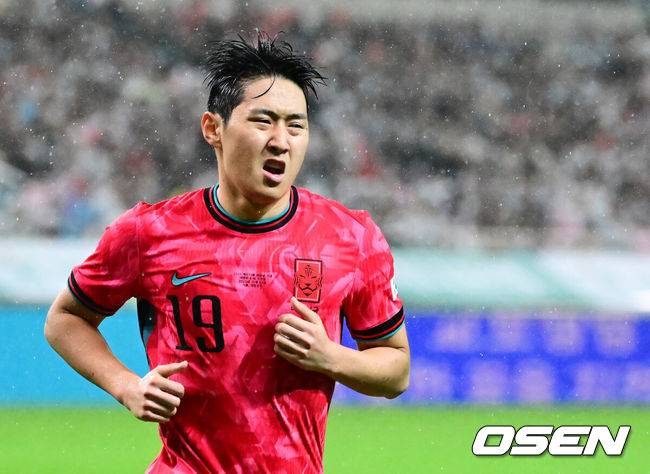 [OSEN=서울월드컵경기장, 지형준 기자] 세계의 벽은 높았다. 결과는 0-5 대패였다.홍명보&nbsp;감독이 이끄는 대한민국 남자 축구 국가대표팀은 10일 서울월드컵경기장에서 '세계 최강' 브라질을&nbsp;상대로 A매치&nbsp;평가전을 치러&nbsp;이스테방(첼시)과 호드리구(레알 마드리드)에게 나란히 2골을 허용하면서 0-5로 대패했다.후반 한국 이강인이 코너킥을 준비하고 있다. 2025.10.10 /jpnews@osen.co.kr