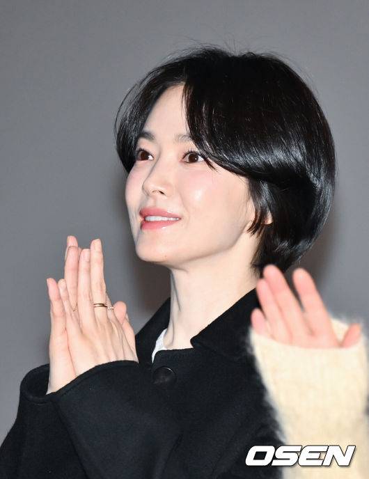 [OSEN=조은정 기자]영화 ‘검은 수녀들’ 무대인사가 28일 오후 서울 동대문구 롯데시네마 청량리에서 진행됐다.영화 '검은 수녀들'은 장재현 감독의 영화 '검은 사제들'의 스핀오프로, 강력한 악령에 사로잡힌 소년을 구하기 위해 금지된 의식에 나서는 수녀들의 이야기를 그린 작품이다.배우 송혜교가 관객과의 만남을 갖고 있다. 2025.01.28 /cej@osen.co.kr