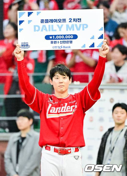[OSEN=인천, 박준형 기자] SSG 랜더스가 9회말 김성욱의 극적인 끝내기홈런을 앞세워 1차전 패배를 설욕했다.프로야구 SSG 랜더스는 11일 인천SSG랜더스필드에서 열린 2025 신한 SOL KBO 준플레이오프(5전 3선승제) 2차전에서 4-3 끝내기승리를 거뒀다.경기종료 후 2차전 MVP 김성욱이 포즈를 취하고 있다.   2025.10.11 / soul1014@osen.co.kr