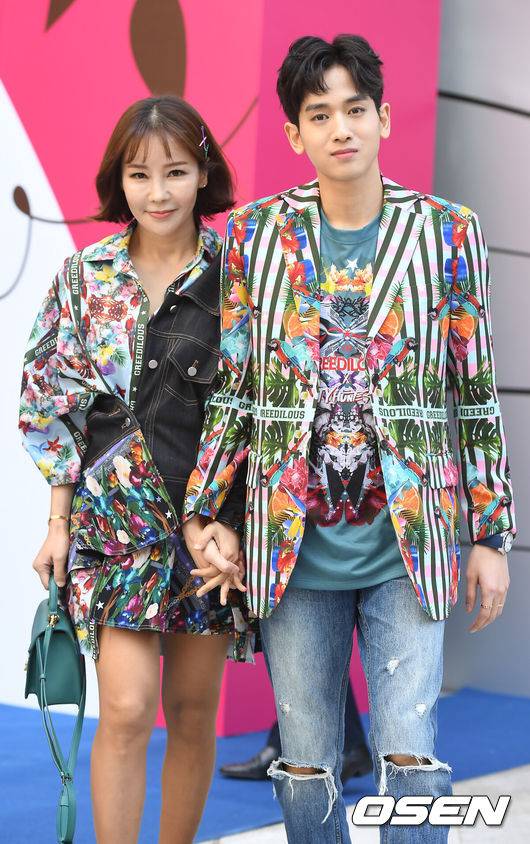 [OSEN=곽영래 기자] 미나, 류필립 부부가 24일 오후 서울 동대문 디자인플라자(DDP)에서 진행된 2019 F/W 서울패션위크 '그리디어스(Greedilous)' 컬렉션에서 참석해 포즈를 취하고 있다. / youngrae@osen.co.kr