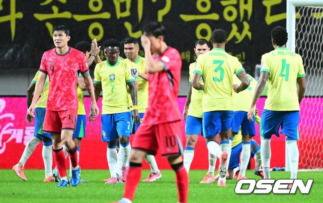 [OSEN=서울월드컵경기장, 지형준 기자] 세계의 벽은 높았다. 결과는 0-5 대패였다.홍명보 감독이 이끄는 대한민국 남자 축구 국가대표팀은 10일 서울월드컵경기장에서 '세계 최강' 브라질을 상대로 A매치 평가전을 치러 이스테방(첼시)과 호드리구(레알 마드리드)에게 나란히 2골을 허용하면서 0-5로 대패했다.후반 한국 김민재가 페널티 박스 안에서 브라질 이스테방에 볼을 빼앗기며 실점을 허용, 아쉬워하고 있다. 2025.10.10 /jpnews@osen.co.kr