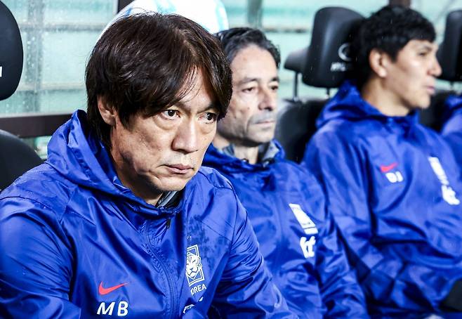 홍명보 한국축구대표팀 감독은 10일 서울월드컵경기장에서 열린 브라질과 평가전에서 0-5로 대패한 뒤 냉정하게 패인을 진단했다. 빌드업 기조를 이어가면서도 압박 타이밍과 강도를 보완해야 세계정상급 팀들과 간극을 좁힐 수 있다고 분석했다. 사진은 브라질전에 앞서 경기장을 응시하는 모습. 상암│뉴시스