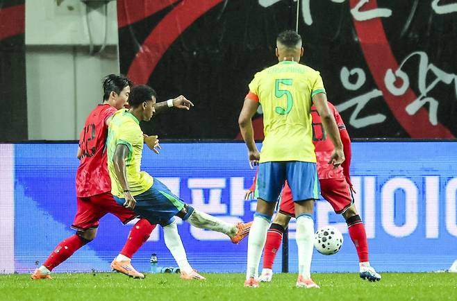 브라질 호드리구가 10일 서울월드컵경기장에서 열린 한국과의 평가전에서 브라질 호드리구가 전반 막판 추가골을 성공시키고 있다. 상암｜뉴시스