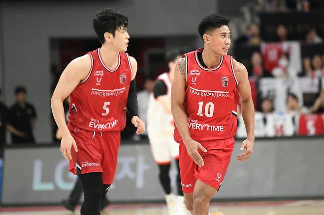 변준형(왼쪽)과 렌즈 아반도.   KBL 제공