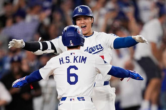 ▲ 필라델피아와 디비전시리즈 4차전에서 끝내기 득점을 한 뒤 오타니와 환호하고 있는 김혜성 ⓒ연합뉴스/AP통신