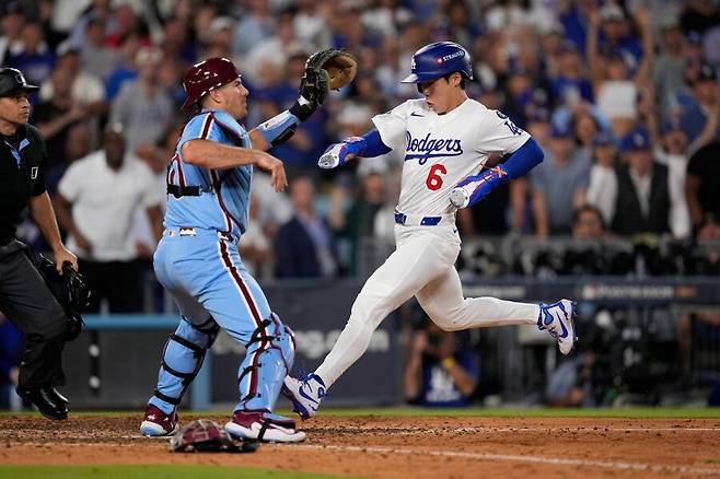 ▲ 김혜성이 전력질주로 홈을 밟는 장면. 다저스는 이 득점으로 디비전시리즈를 통과했다. ⓒ연합뉴스/AP통신