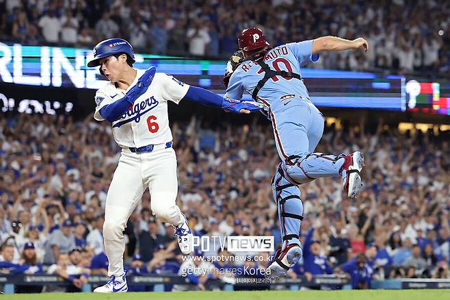 ▲ 김혜성이 JT 리얼무토를 피해 홈플레이트를 밟는 순간.