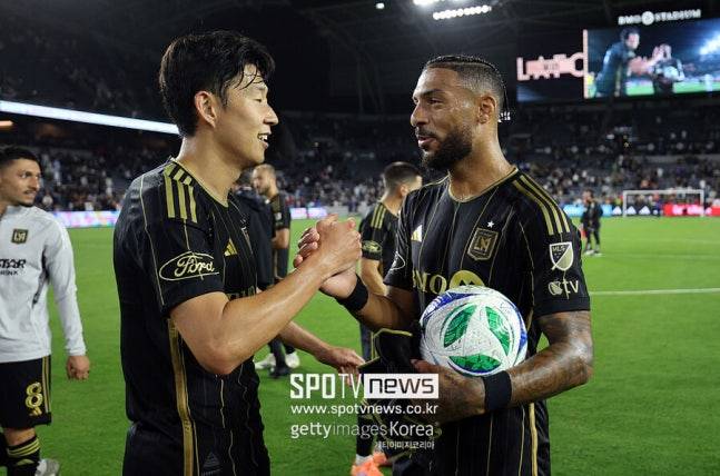 ▲ 부앙가는 가봉 대표팀에 합류 전 미국메이저리그사커(MLS)와 인터뷰에서 "가정이긴 해도 월드컵에서 손흥민을 상대하게 된다면 믿기지 않을 것"이라며 "그와 함께 세계 무대에서 경쟁할 수 있다면 내 축구 인생의 가장 큰 선물"이라고 밝힌 바 있다.