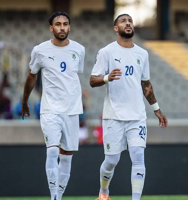 ▲ 부앙가는 가봉 대표팀에 합류 전 미국메이저리그사커(MLS)와 인터뷰에서 "가정이긴 해도 월드컵에서 손흥민을 상대하게 된다면 믿기지 않을 것"이라며 "그와 함께 세계 무대에서 경쟁할 수 있다면 내 축구 인생의 가장 큰 선물"이라고 밝힌 바 있다. ⓒ 오바메양 SNS