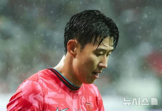 손흥민이 10일 서울 마포구 서울월드컵경기장에서 열린 남자 축구 국가대표 10월 A매치 친선전 대한민국과 브라질의 경기 중 고개를 숙이고 있다.  /사진=뉴시스