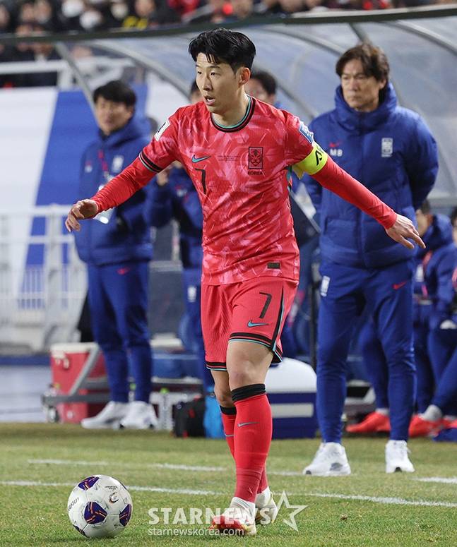 한국 축구대표팀 주장 손흥민. /사진=강영조 선임 기자