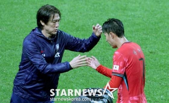 홍명보(왼쪽) 감독과 손흥민. /사진=김진경 대기자