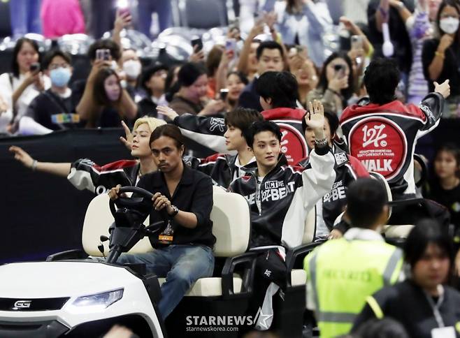 그룹 엔시티127이 지난해 12월 27일 태국 태국 방콕 임팩트 챌린저 홀 1-2(IMPACT Challenger Hall 1-2)에서 진행된 '제 9회 아시아 아티스트 어워즈'(The 9th Asia Artist Awards, 이하 'AAA 2024')'에서 관객들에게 인사하고 있다. 2024.12.27 /사진=임성균 tjdrbs23@