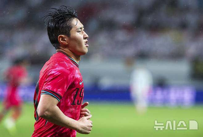 이강인이 10일 서울 마포구 서울월드컵경기장에서 열린 남자 축구 국가대표 10월 A매치 친선전 대한민국과 브라질의 경기 중 거센 빗줄기속 얼굴을 찡그리고 있다. /사진=뉴시스